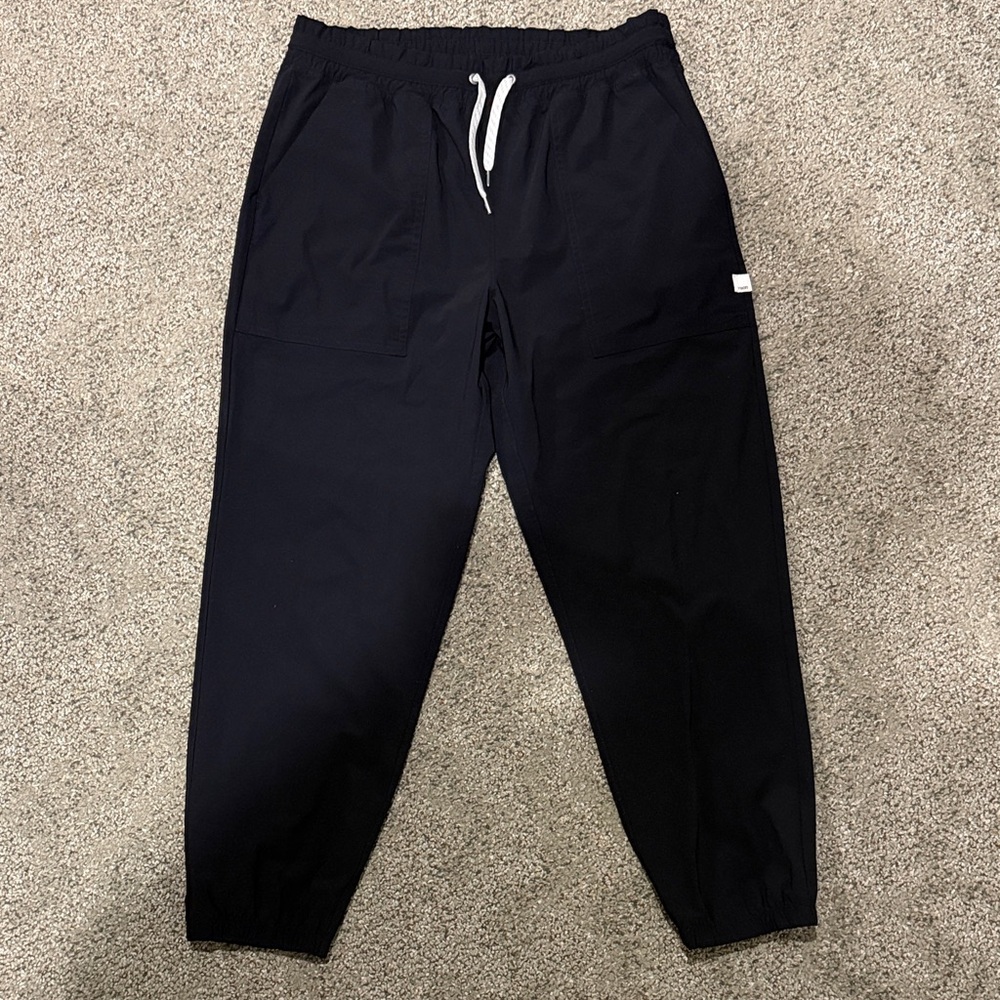 Excellent condition black Vuori miles jogger sz L